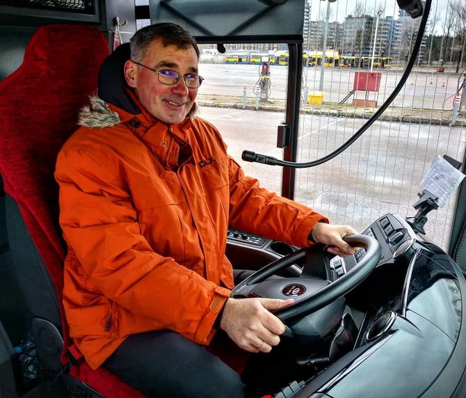 15min iliustr./Žurnalistas Žilvinas Pekarskas prie „Solaris“ autobuso vairo