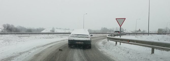 FB grupės Reidas Vilniuje nuotr./Devis Frig/Sniegu padengtas automobilis