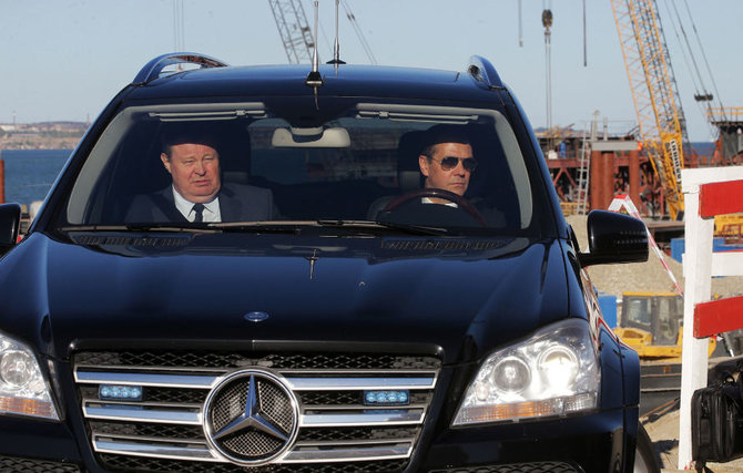 Kremliaus ir Rusijos Vyriausybės spaudos tarnybos nuotr./Dmitrijaus Medvedevo automobiliai: „Mercedes Benz GL“
