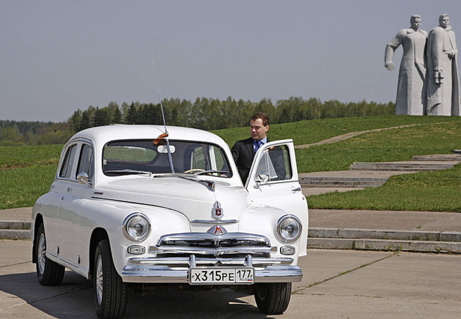 Kremliaus ir Rusijos Vyriausybės spaudos tarnybos nuotr./Dmitrijaus Medvedevo automobiliai: GAZ – 20 „Pobeda“