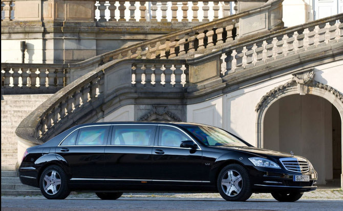 Kremliaus ir Rusijos Vyriausybės spaudos tarnybos nuotr./Dmitrijaus Medvedevo automobiliai: šarvuotas „Mercedes Benz Pullman“