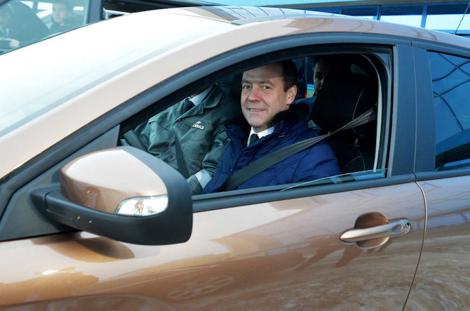 Kremliaus ir Rusijos Vyriausybės spaudos tarnybos nuotr./Dmitrijaus Medvedevo automobiliai: LADA XRAY