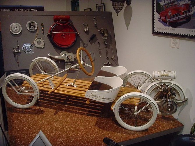„Briggs & Stratton Flyer“ buvo savotiškai gražus, tačiau primityvesnį automobilį būtų sunku ir įsivaizduoti (Klaus Nahr, Wikimedia(CC BY-SA 2.0).