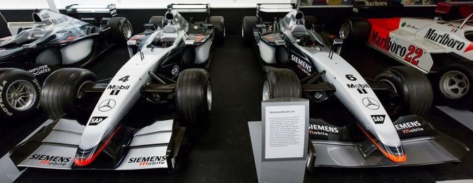 2002-ųjų ir 2003-ųjų Kimi Räikköneno McLaren bolidai – nudilusiose padangose vis dar matosi grioveliai. (Morio, Wikimedia(CC BY-SA 3.0)