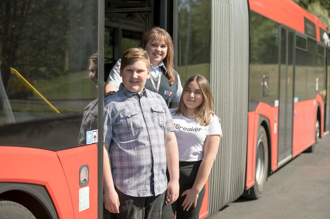Vilniaus viešojo transporto nuotr./Jelena Staniulienė vairuoja autobusą