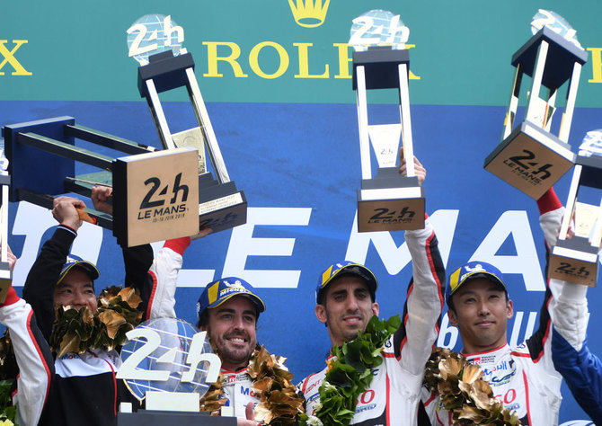 AFP/„Scanpix“ nuotr./„Toyota Gazoo Racing“ prezidentas Shiegeki Tomoyama, pilotai Fernando Alonso, Sebastien Buemi Kazuki Nakajima švenčia pergalę LMP1