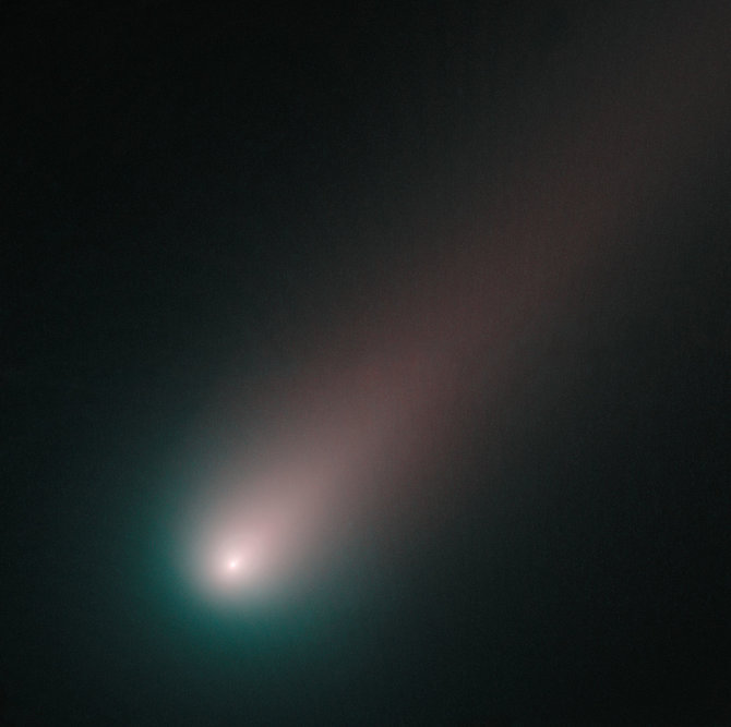 Tipinę kometą sudaro ledinis branduolys, jį gaubianti dujinė skraistė ir garuojančių medžiagų šleifas – uodega. Wikipedia.com