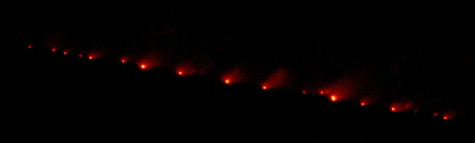 Jupiterio gravitacija SL-9 sudraskė į dvi dešimtis atskirų fragmentų. Wikipedia.com