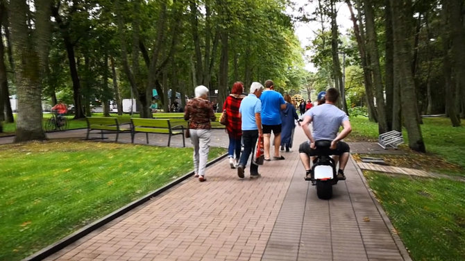 Žilvino Pekarsko / 15min nuotr./Eismas Palangos Meilės alėjoje 