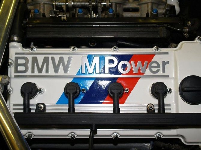 Tai – originalios spalvos po BMW E30 M3 EVO1 kapotu. (Darren, Wikimedia(CC BY 2.0)