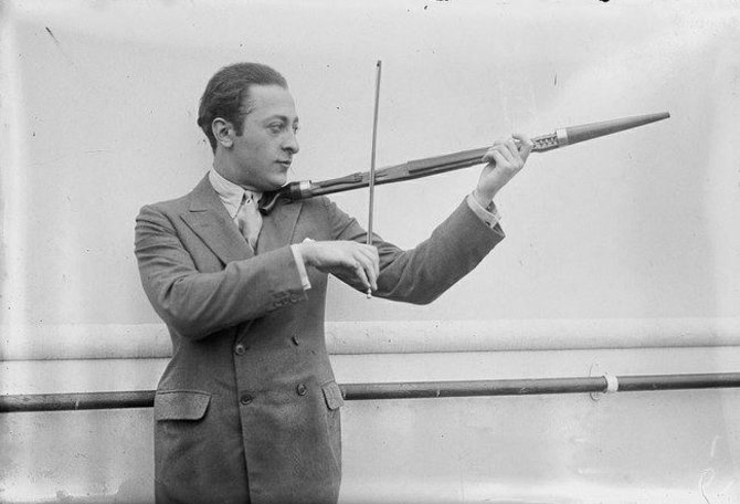Jaša Heifecas, smuiko virtuozas, meistriškai grojo ir lazda. ©commons.wikimedia.org