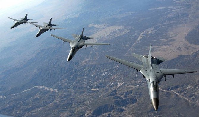 Australų F-111C rikiuotė. (Master Sgt. Kevin J. Gruenwald, Wikimedia)