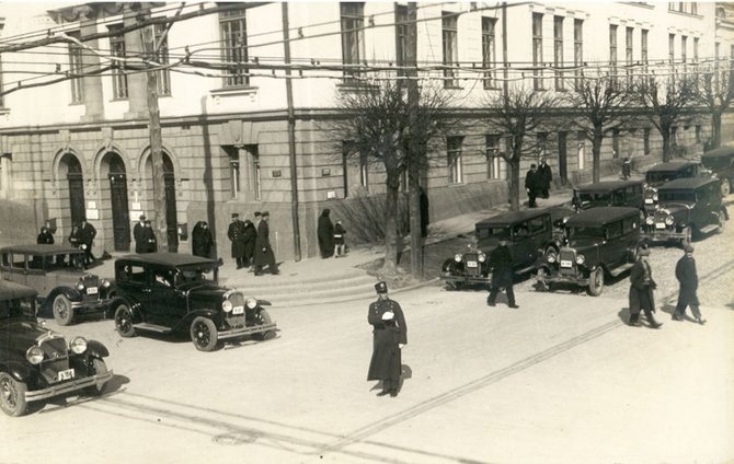 Kelių policijos archyvo nuotr./Pirmieji reguliuotojai