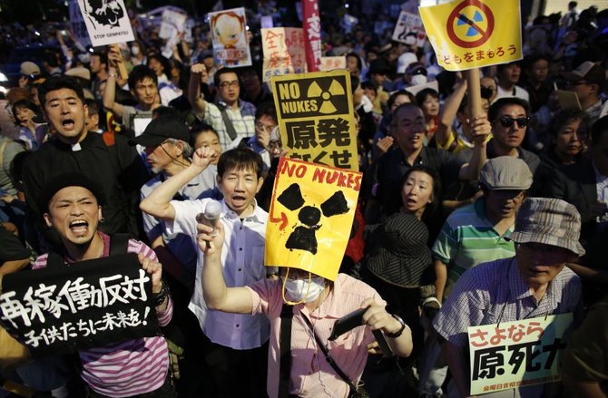 Japonai protestuoja prieš branduolinio reaktoriaus paleidimą