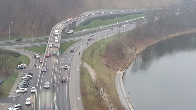 Skaitytojos nuotr./Slidus viadukas virš Geležinio Vilko gatvės Žvėryne, Vilniuje