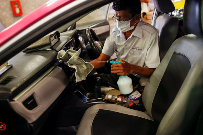 „Reuters“/„Scanpix“ nuotr./Taksi vairuotojai Azijos šalyse saugosi koronaviruso