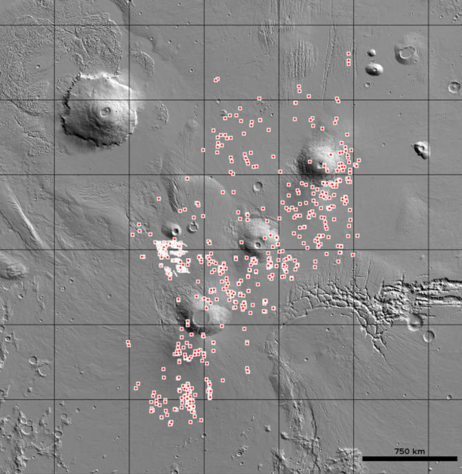 NASA iliustr./JAV Geologijos tarnybos (USGS) Astrogeologijos mokslo centras paskelbė, kad Marse yra daugiau nei 1000 urvų, kuriuose būtų galima sąlyginai nesunkiai atlikti tyrimus ir ieškoti gyvybės pėdsakų. Šie taškai rodo galimas urvų vietas Tarsis regione ©USGS