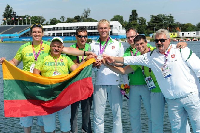 Alfredo Pliadžio nuotr./Jevgenijaus Šuklino iškovotu sidabro medaliu džiaugėsi jo pagalbininkų komanda.