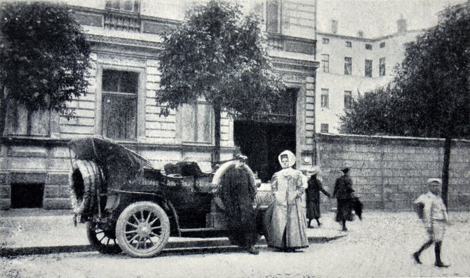 Ričardo Žičkaus archyvo nuotr./1908 m. kelionės Peterburgas-Paryžius-Venecija-Peterburgas dalyviai Rygoje.