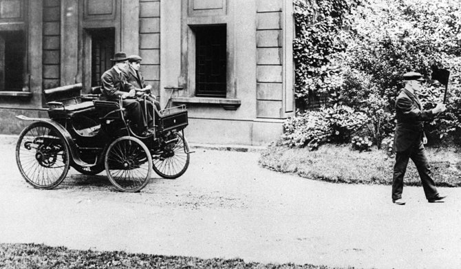 Ričardo Žičkaus archyvo nuotr./Charles Rolls prie „Peugeot“ vairo 1896 metais; priešais eina pėsčiasis su raudona vėliavėle rankoje. de.wikipedia.org.