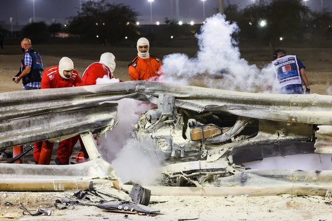 „Scanpix“ nuotr./Bahreino Formulės 1 Grand Prix sudrebino dvi avarijos: Romainas Grosjeanas