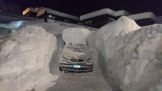Skaitytojų nuotr./Apsnigtas automobilis: Skaitytojo Liutauro Š. nuotr.