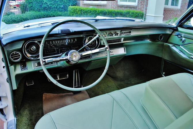 1965-ųjų Cadillac de Ville. (That Hartford Guy, Wikimedia (CC BY-SA 2.0)