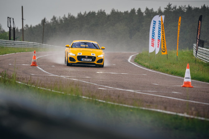 A.Strumilos ir V.Pilkausko nuotr./Žilvinas Pekarskas ir Giedrius Žiura nugalėjo Press Rally 5000+ žurnalistų įskaitoje vairuodami Jaguar F-Type