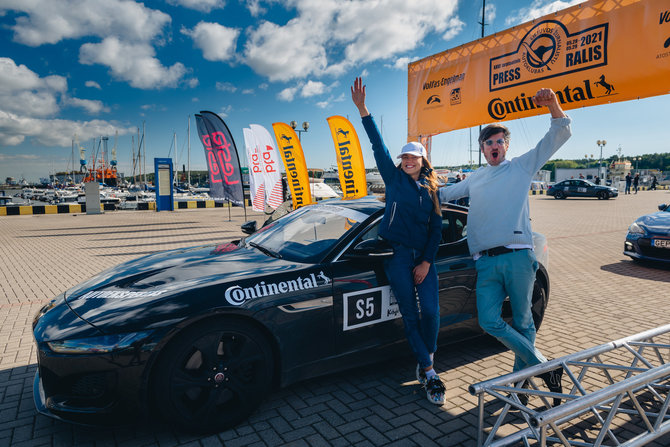 A.Strumilos ir V.Pilkausko nuotr./Karolis Raišys ir Justė Šataitė nugalėjo Press Rally 5000+ Sport įskaitoje vairuodami „Jaguar F-Type“