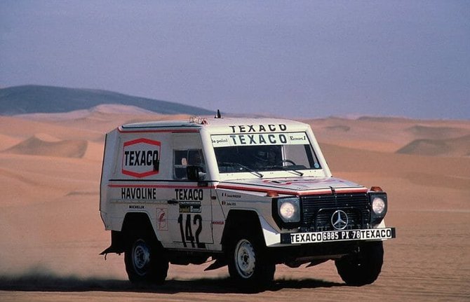 Belgo Jacky Ickxo vairuojamas Mercedes-Benz 280 GE dykumoje 1983 metais. (Daimler nuotrauka)