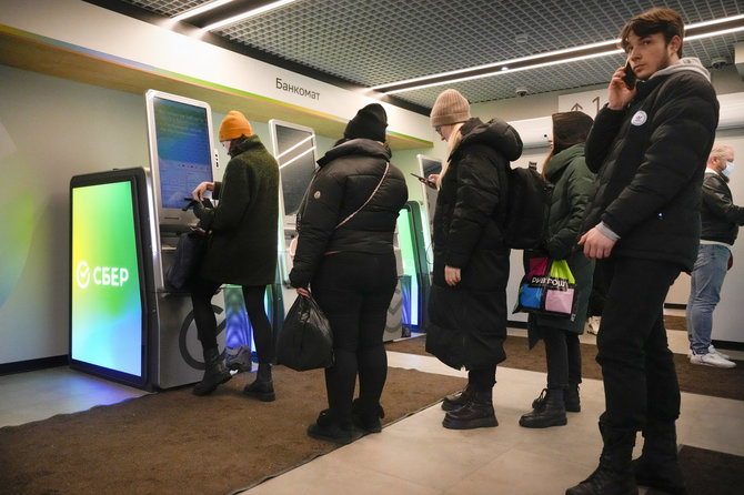„Scanpix“/AP nuotr./Eilės prie Sberbank bankomatų Sankt Peterburge