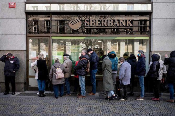 AFP/„Scanpix“ nuotr./Eilės prie Sberbank Prahoje