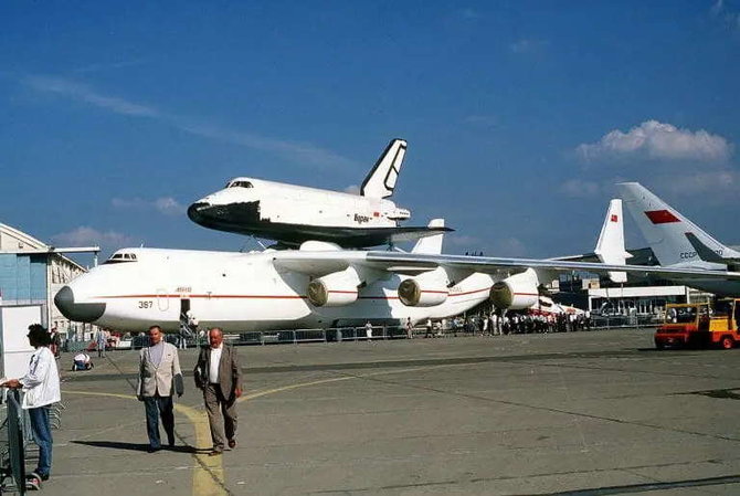 Antonov An-225 Mriya su Buran erdvėlaiviu ant stogo 1989-ųjų Paryžiaus aviacijos parodoje. (MASTER SGT. DAVE CASEY, Wikimedia)