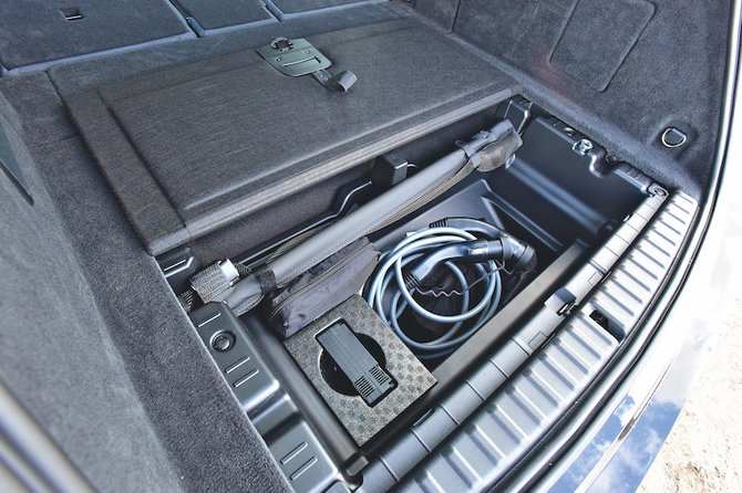 Auto Bild Lietuva nuotr./Bagažinės grindyse yra papildoma dėtuvė, kurioje telpa įvairūs krovinių skyriaus ir įkrovimui būtini priedai