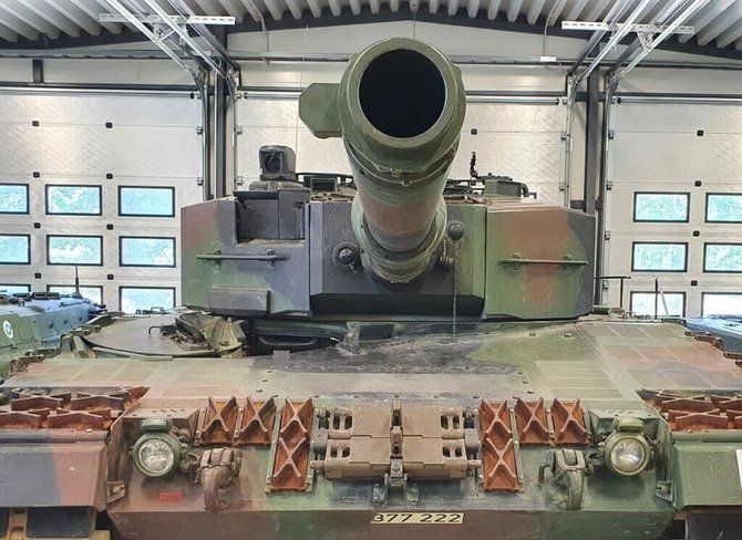 Leopard 2 120 mm pabūklas. Be jokių graižtvų.