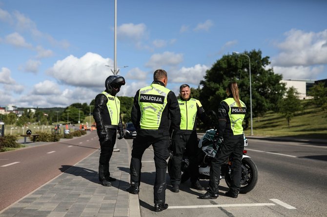 Policijos nuotr./Nauja policijos motociklus vairuojančių pareigūnų apranga