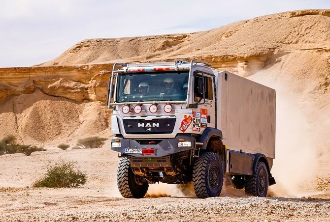 Šio sunkvežimio krovinių skyrius nėra tuščias. Nors tai – tikras 2023-iųjų Dakaro dalyvis, jo krovinių skyrius yra pilnas įrankių ir atsarginių dalių Audi bolidams. (Audi nuotrauka)
