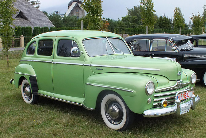 1947 m. automobilis Ford Super DeLuxe su 3 colių pločio baltašonėmis padangomis – Valdis Klavinš nuotr