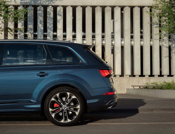 Audi nuotr./Hibridinis iš tinklo įkraunamas „Audi Q7“ 