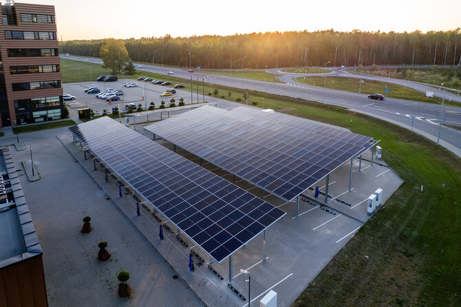 Elinta nuotr./Elektromobilių įkrovimo aikštelė su virš jos įrengta beveik 250 kW galios saulės elektrine