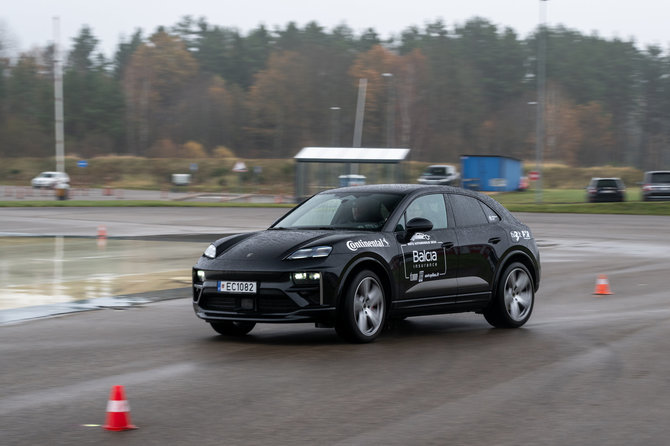 Vytauto Pilkausko nuotr./Lietuvos metų automobilis 2025 m.: testai ant šlapių dangų