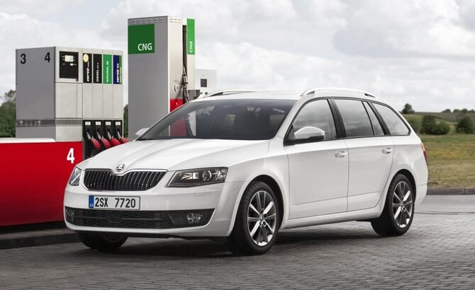 Automobilių su gamykline dujų įranga tikrai yra, bet jie yra gana reti (Škoda nuotrauka)