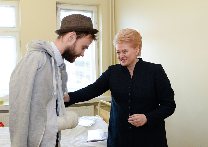 president.lt/R.Dačkaus nuotr./Prezidentė Dalia Grybauskaitė aplankė Vilniuje gydomą Euromaidano dalyvį