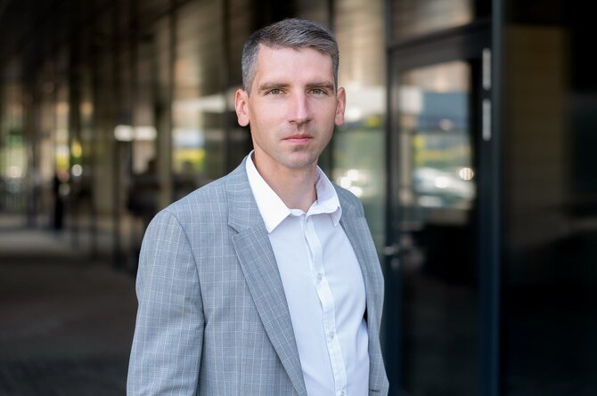 Enefit iliustr./„Enefit“ viešojo elektromobilių įkrovimo tinklo vystymo vadovas Tomas Žilionis