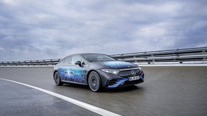 Mercedes komandos nuotr./Mercedes-Benz starts road testing first solid-state-battery vehicle // Mercedes-Benz startet Straßentests des ersten Fahrzeugs mit Festkörperbatterie