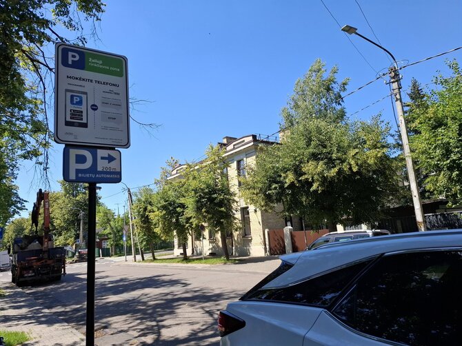 Skaitytojo nuotr./Parkavimo ženklai Vilniuje, Pušų gatvėje