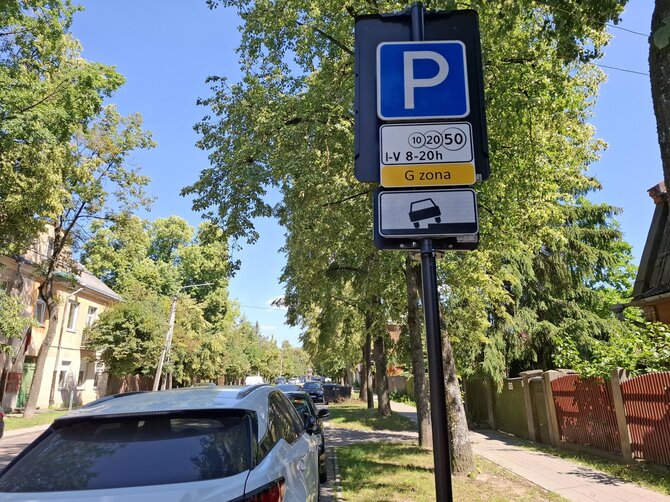 Skaitytojo nuotr./Parkavimo ženklai Vilniuje, Pušų gatvėje