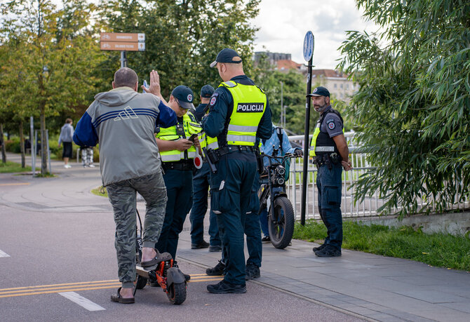 JUDU nuotr./Reidas Vilniuje: galingų paspirtukų ir dviračių patkrinimas