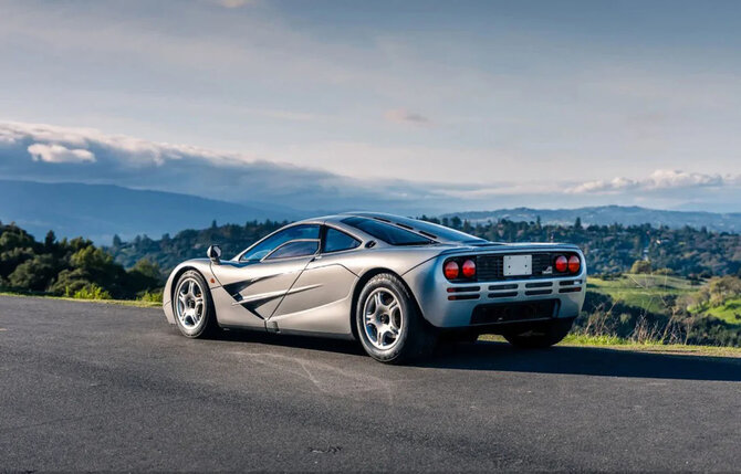Sotheby's aukciono nuotr./„McLaren F1“ gali išvystyti 245 mylių per valandą greitį