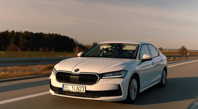 Škoda nuotr./Rekordą pasiekusi Škoda Superb (Gamintojo nuotr.)